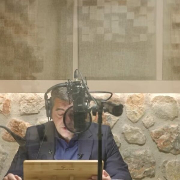 Ο Αλέξης Τσίπρας ηχογραφεί την «Ιθάκη» του: «Ήρθε η ώρα να ακουστεί&hellip;