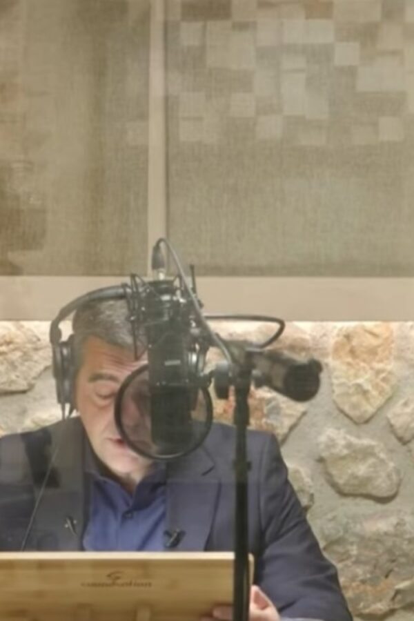 Ο Αλέξης Τσίπρας ηχογραφεί την «Ιθάκη» του: «Ήρθε η ώρα να ακουστεί η δική μου φωνή»