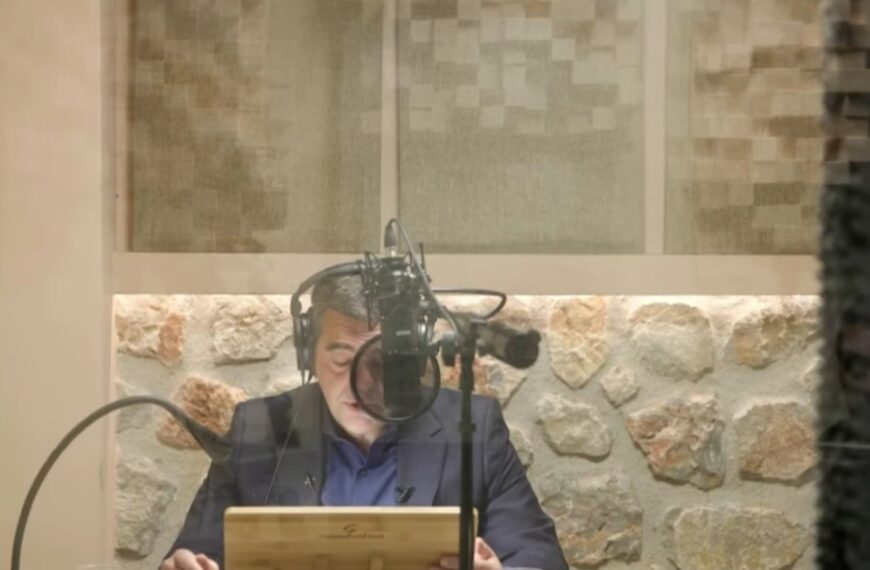 Ο Αλέξης Τσίπρας ηχογραφεί την «Ιθάκη» του: «Ήρθε η ώρα να ακουστεί&hellip;