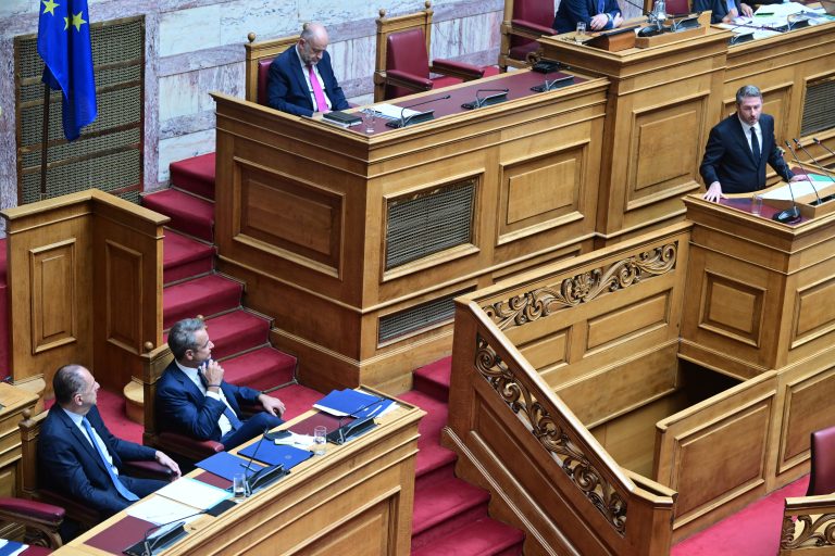 Με 159 «ναι» εγκρίθηκε ο Προϋπολογισμός 2026 – Σφοδρή πολιτική σύγκρουση στη Βουλή