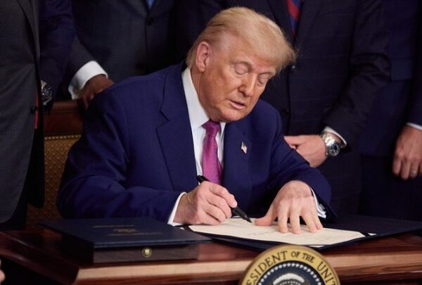 Τέλος στο μακροβιότερο shutdown των ΗΠΑ – Ο Τραμπ θριαμβολογεί και επιτίθεται&hellip;