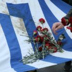 Χιλιάδες στην πορεία για την 52η επέτειο του Πολυτεχνείου — Ενταση για προσαγωγές, αυστηρά μέτρα ασφαλείας στο κέντρο της Αθήνας