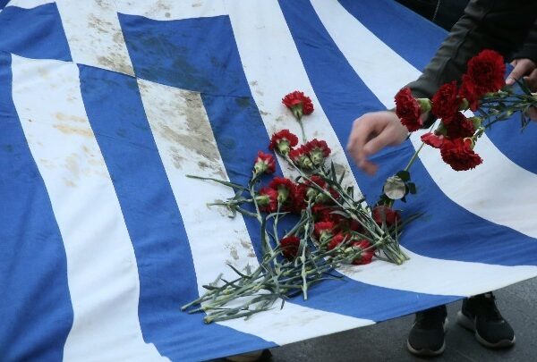 Χιλιάδες στην πορεία για την 52η επέτειο του Πολυτεχνείου — Ενταση για&hellip;