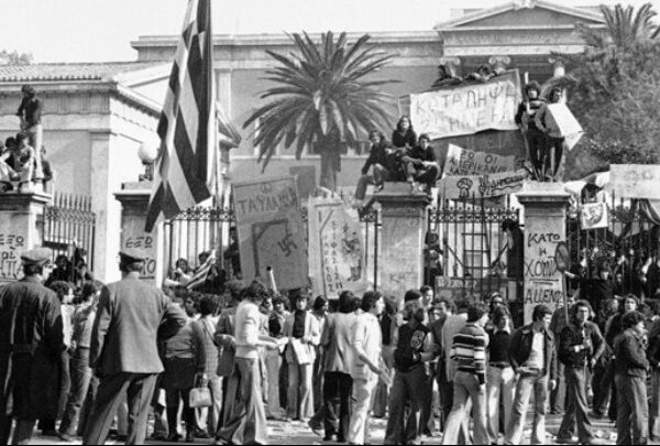 Πολυτεχνείο 52 χρόνια μετά: Η μνήμη που επιμένει, η δημοκρατία που δοκιμάζεται