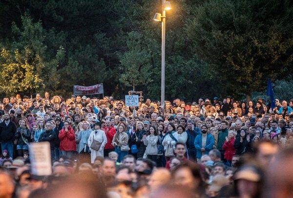Διαδηλώσεις σε Τσεχία και Σλοβακία: Η Βελούδινη Επανάσταση στο επίκεντρο της πολιτικής&hellip;