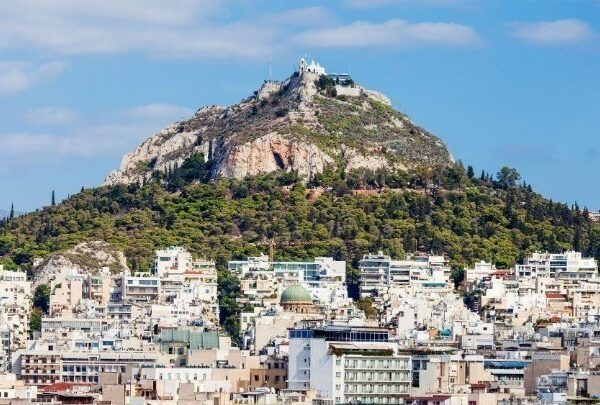 Η Airbnb χρηματοδοτεί εργασίες ανάπλασης στον Λυκαβηττό