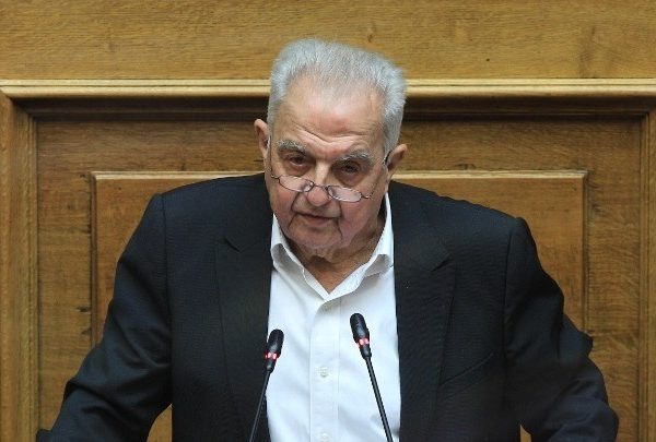 Έφυγε από τη ζωή ο Αλέκος Φλαμπουράρης, εμβληματική μορφή της Αριστεράς και πρώην Υπουργός Επικρατείας