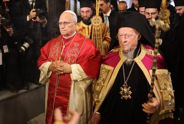 Ιστορική επίσκεψη του Πάπα Λέοντα ΙΔ’ στο Οικουμενικό Πατριαρχείο – Υπογραφή Κοινής Διακήρυξης
