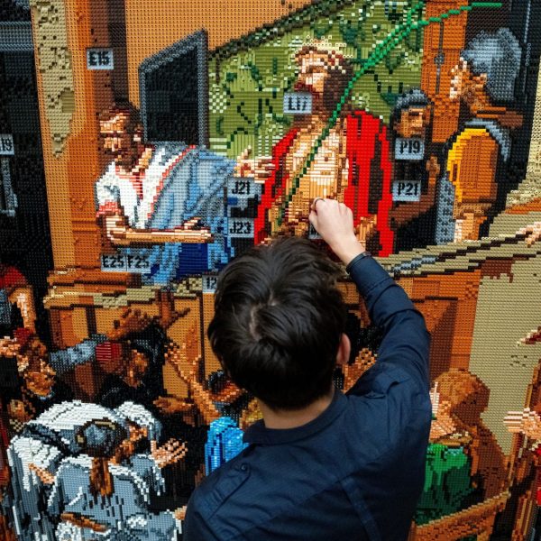 Όταν η LEGO συναντά τη μεγάλη ζωγραφική: το «Ecce Homo» του Μουνκάτσι&hellip;