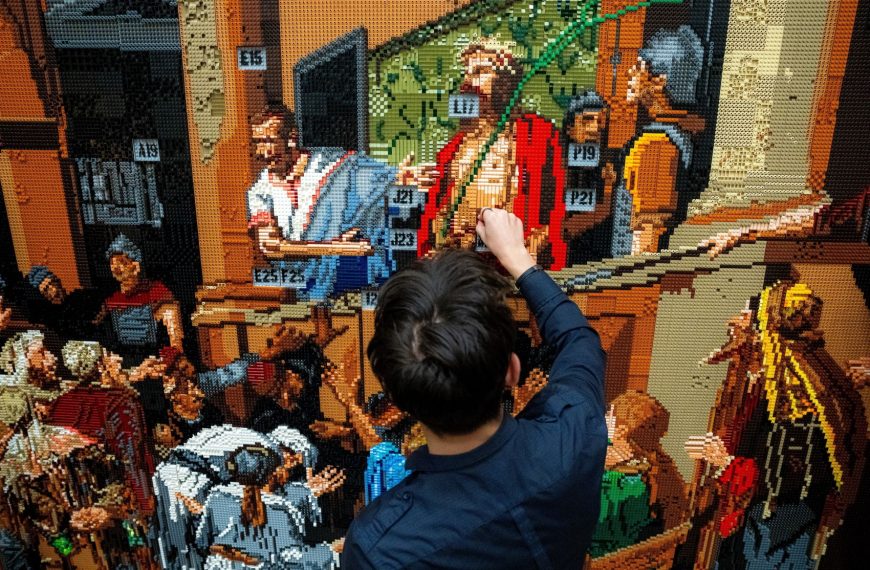 Όταν η LEGO συναντά τη μεγάλη ζωγραφική: το «Ecce Homo» του Μουνκάτσι ξαναγεννιέται από μαθητές