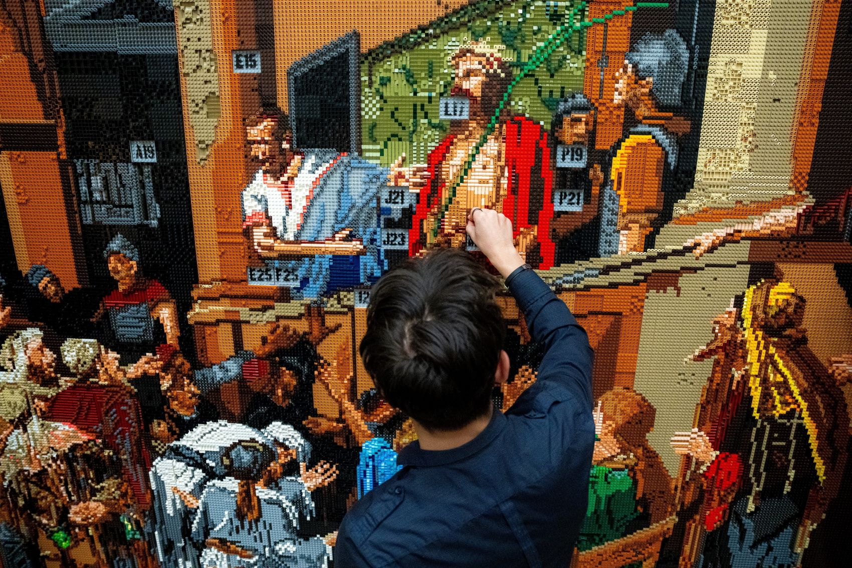 Όταν η LEGO συναντά τη μεγάλη ζωγραφική: το «Ecce Homo» του Μουνκάτσι ξαναγεννιέται από μαθητές