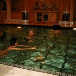 Υπόθεση Τζέφρι Έπστιν: Μαζική δημοσιοποίηση εγγράφων, φωτογραφίες με διασημότητες και το βρώμικο «δίκτυο ισχύος»