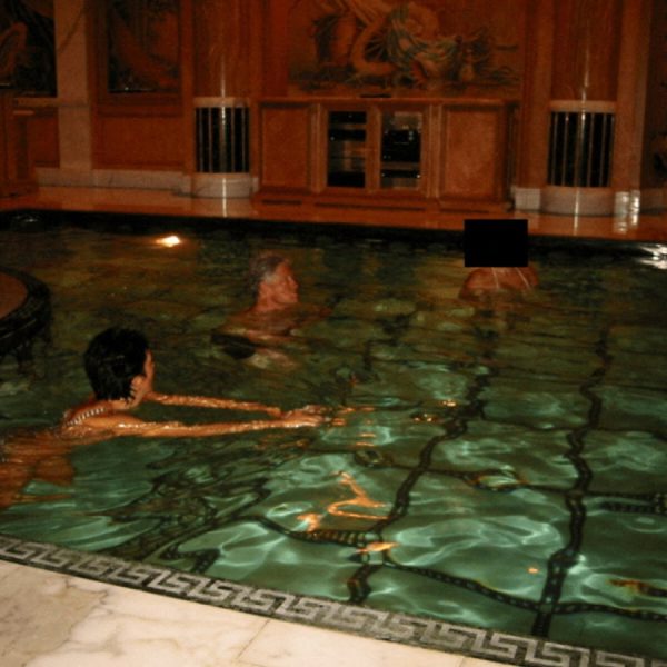 Υπόθεση Τζέφρι Έπστιν: Μαζική δημοσιοποίηση εγγράφων, φωτογραφίες με διασημότητες και το βρώμικο&hellip;