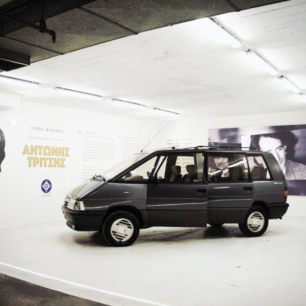 Ένα Renault Espace και μια πόλη που θυμάται: Φόρος τιμής στον Αντώνη Τρίτση από το Δήμο της Αθήνας