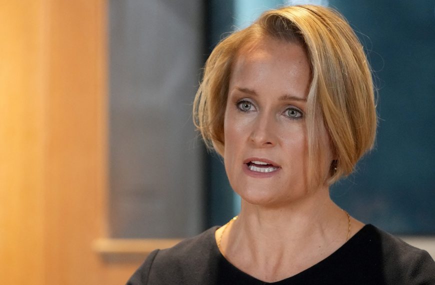 Πρώτη δημόσια ομιλία της νέας επικεφαλής της MI6: Η Ρωσία επιμηκύνει τις&hellip;