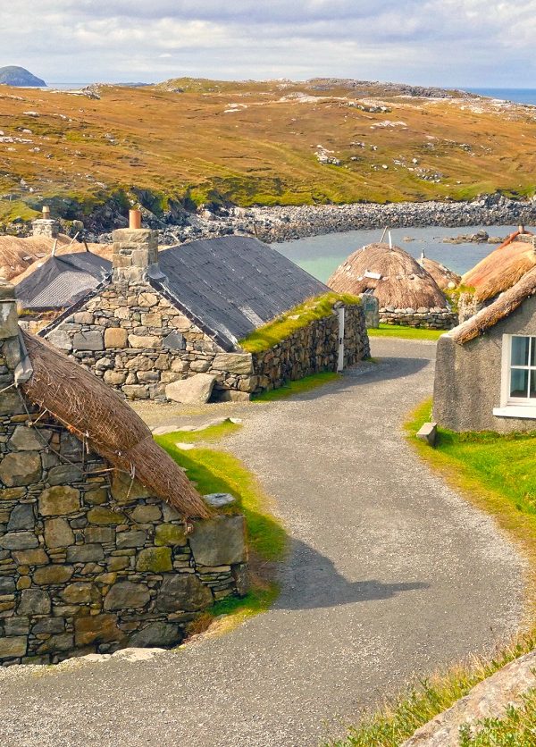 Σκωτία, Ισπανία, Ιρλανδία, Σαρδηνία: Οι μικρές πόλεις της Ευρώπης που θα σε πληρώσουν για να ζήσεις μόνιμα εκεί το 2026