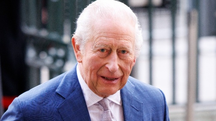 Ο βασιλιάς Κάρολος Γ΄ ανακοινώνει περιορισμό της θεραπείας…