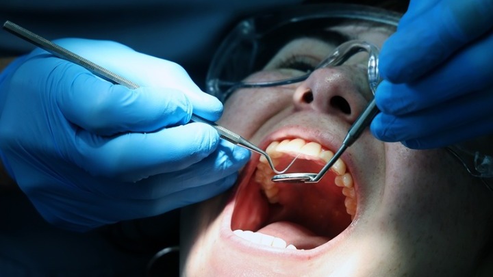 Ουλίτιδα και καρδιά: Πώς η στοματική υγεία συνδέεται με τον καρδιαγγειακό κίνδυνο