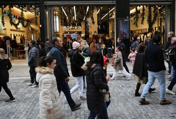 Ανοικτά τα καταστήματα την τελευταία Κυριακή του χρόνου – Στο «ταμείο» η&hellip;