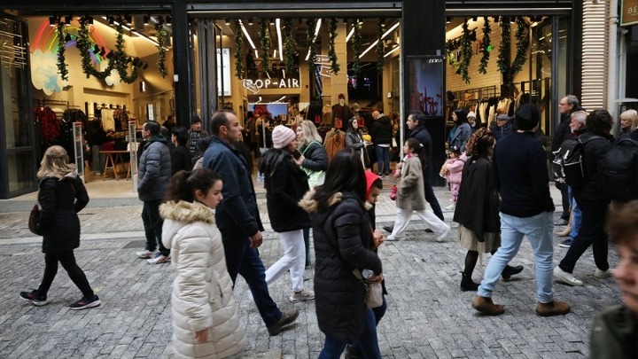 Ανοικτά τα καταστήματα την τελευταία Κυριακή του χρόνου – Στο «ταμείο» η εορταστική αγορά του 2025