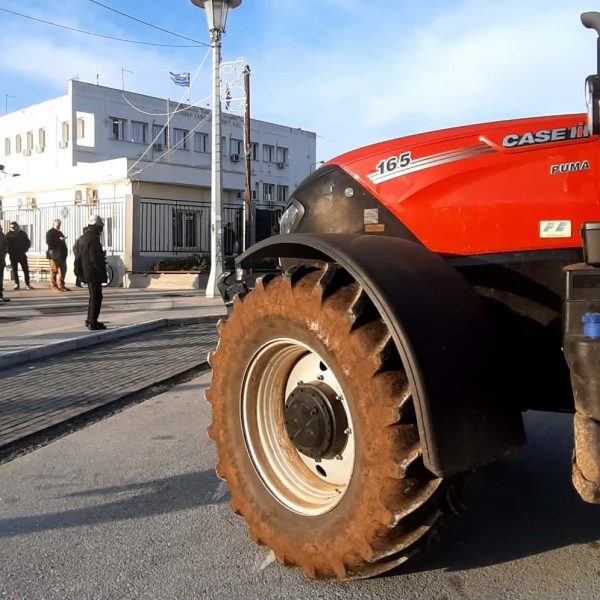 Στο λιμάνι του Βόλου οι Θεσσαλοί αγρότες με ισχυρή αστυνομική παρουσία