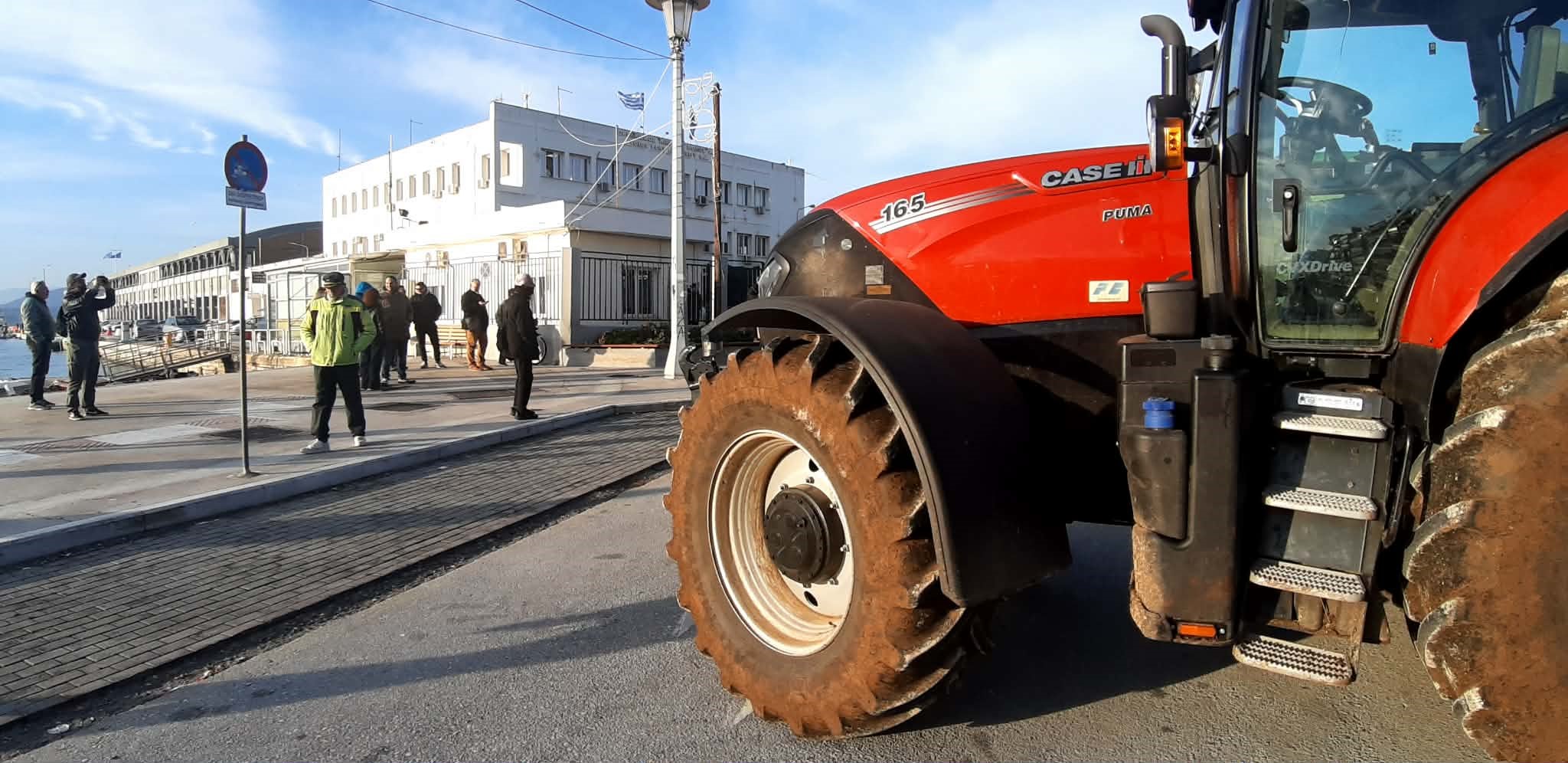 Στο λιμάνι του Βόλου οι Θεσσαλοί αγρότες με ισχυρή αστυνομική παρουσία