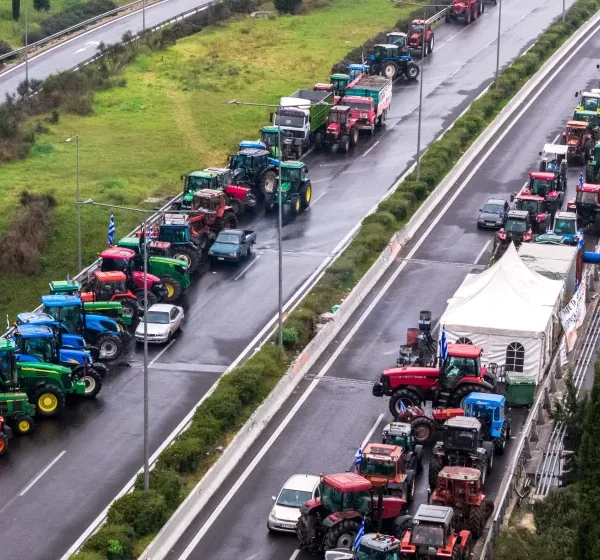Κλιμακώνουν τα μπλόκα οι αγρότες: Η κυβερνητική στάση και το πολιτικό στοίχημα