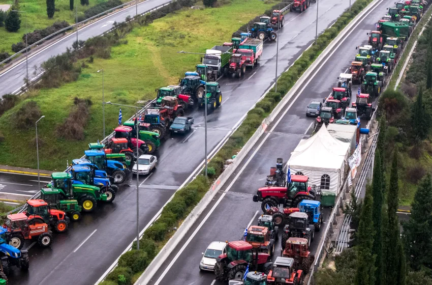 Κλιμακώνουν τα μπλόκα οι αγρότες: Η κυβερνητική στάση και το πολιτικό στοίχημα