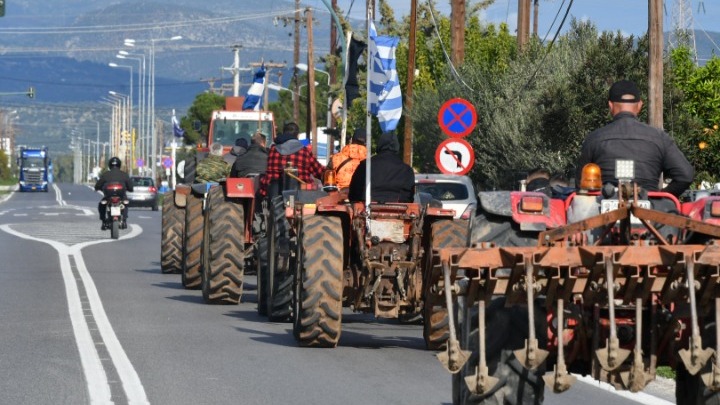 Αγροτικά μπλόκα σε όλη τη χώρα: Κλειστή η εθνική οδός στη Νίκαια, προειδοποίηση για κλιμάκωση των κινητοποιήσεων