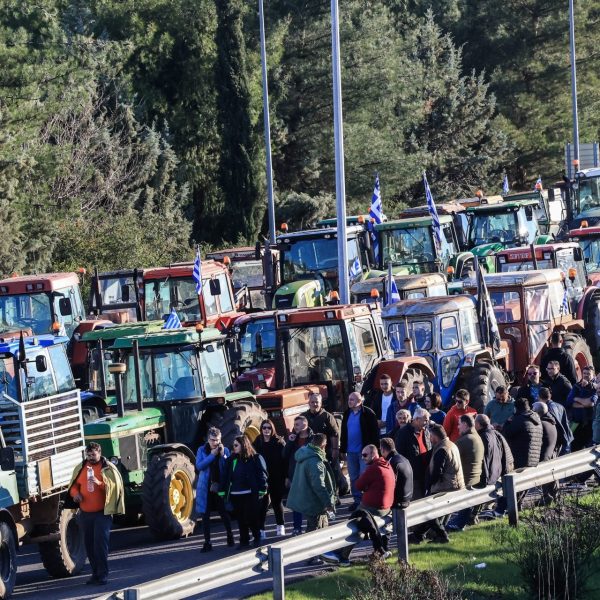 Αγροτικές κινητοποιήσεις σε κλιμάκωση με αποκλεισμούς σε Ε65 και Νίκαια – Οργή&hellip;