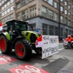 Αγρότες «πολιορκούν» τις Βρυξέλλες ενόψει της Συνόδου Κορυφής της ΕΕ