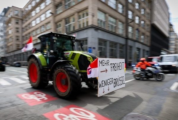 Αγρότες «πολιορκούν» τις Βρυξέλλες ενόψει της Συνόδου Κορυφής της ΕΕ