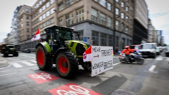 Αγρότες «πολιορκούν» τις Βρυξέλλες ενόψει της Συνόδου Κορυφής της ΕΕ