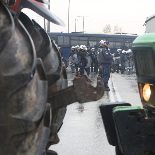 Αγρότες Σερρών: Έσπασαν τον αστυνομικό κλοιό και έκλεισαν το τελωνείο Προμαχώνα