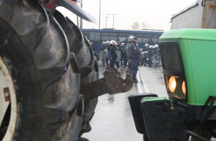 Αγρότες Σερρών: Έσπασαν τον αστυνομικό κλοιό και έκλεισαν το τελωνείο Προμαχώνα