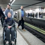 Μητσοτάκης στο Μετρό με τη νέα κάρτα αναπηρίας – «Μια κίνηση αξιοπρέπειας για τους συμπολίτες μας»