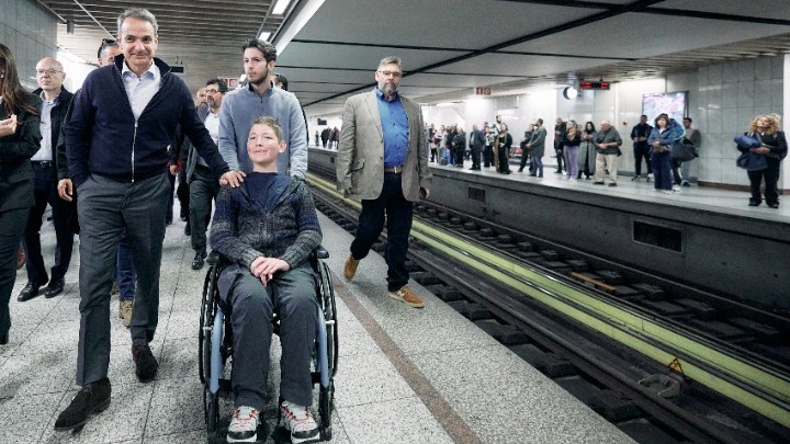 Μητσοτάκης στο Μετρό με τη νέα κάρτα αναπηρίας…