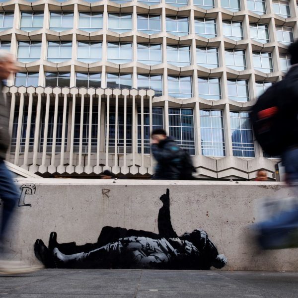 Νέο έργο Banksy στο Λονδίνο: Δύο παιδιά κοιτούν τον ουρανό σε γκράφιτι&hellip;