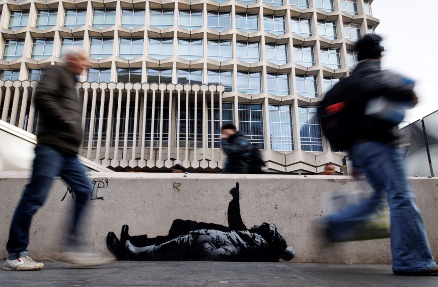 Νέο έργο Banksy στο Λονδίνο: Δύο παιδιά κοιτούν τον ουρανό σε γκράφιτι με πολλαπλές αναγνώσεις