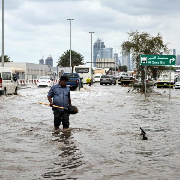 Πλημμύρες από ιστορικά ύψη βροχής στο Ντουμπάι – Στα λευκά η έρημος&hellip;
