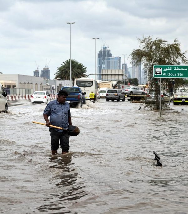 Πλημμύρες από ιστορικά ύψη βροχής στο Ντουμπάι – Στα λευκά η έρημος στη Σαουδική Αραβία