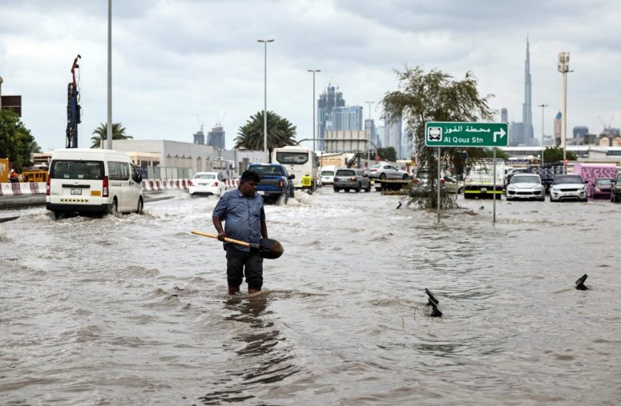 Πλημμύρες από ιστορικά ύψη βροχής στο Ντουμπάι – Στα λευκά η έρημος στη Σαουδική Αραβία