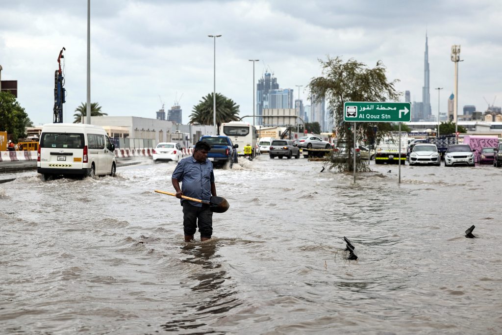 Πλημμύρες από ιστορικά ύψη βροχής στο Ντουμπάι – Στα λευκά η έρημος στη Σαουδική Αραβία