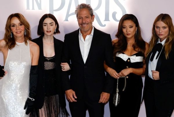 Όταν η μόδα κλέβει την παράσταση: Το «Emily in Paris» αποκτά τον&hellip;