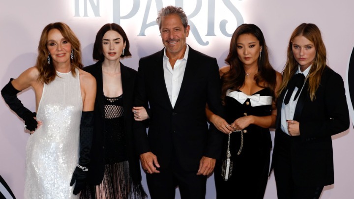 Όταν η μόδα κλέβει την παράσταση: Το «Emily in Paris» αποκτά τον δικό του fashion οδηγό