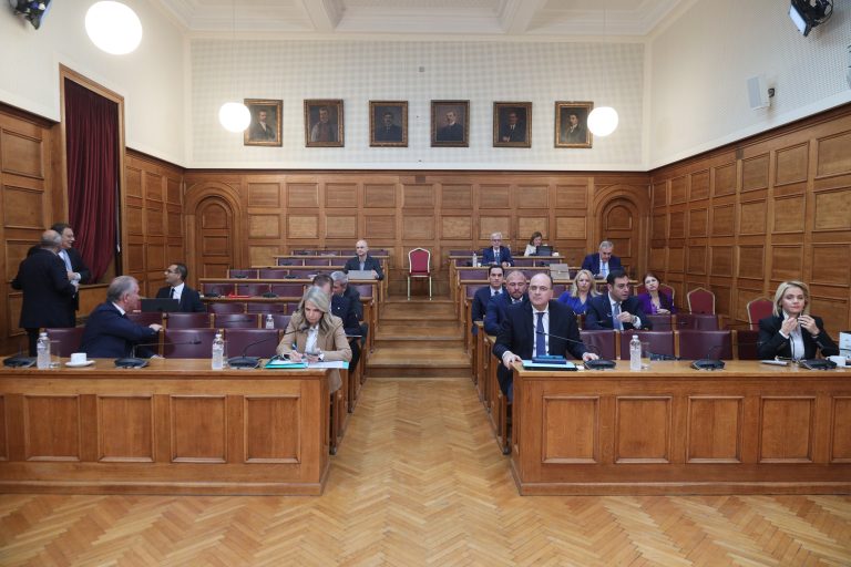 Σφοδρή αντίδραση ΣΥΡΙΖΑ-ΠΣ για το «μαύρο» στις ζωντανές μεταδόσεις των εξεταστικών