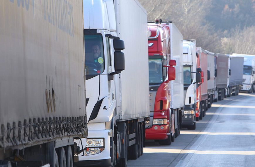 «Χειρόφρενο» από την Κυριακή και οι αυτοκινητιστές: Επ’ αόριστον κινητοποιήσεις λίγο πριν τα Χριστούγεννα