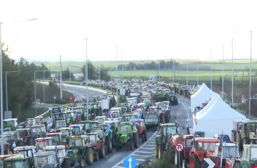 Χριστούγεννα στα μπλόκα: Ανοιχτοί οι δρόμοι για τους εκδρομείς, προειδοποίηση για κλιμάκωση μετά τις γιορτές