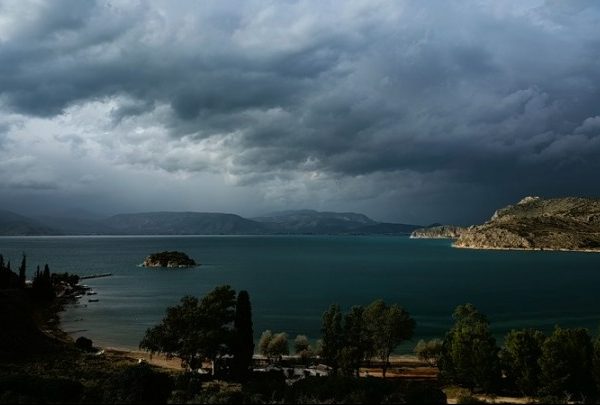 Θυελλώδεις άνεμοι και κακοκαιρία σε μεγάλο μέρος της χώρας την Τρίτη