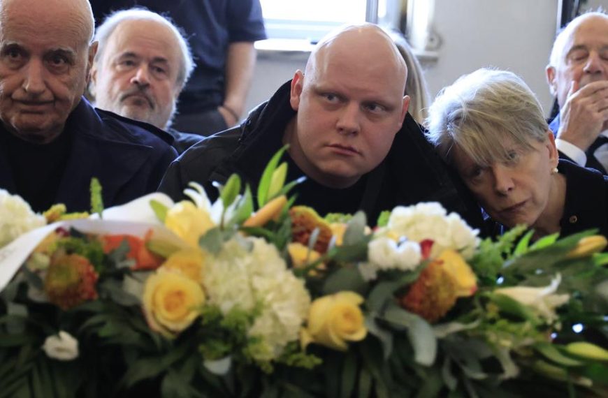 Τελευταίο αντίο στη Σύλβα Ακρίτα: Η Ελλάδα αποχαιρετά την αγωνίστρια της Δημοκρατίας